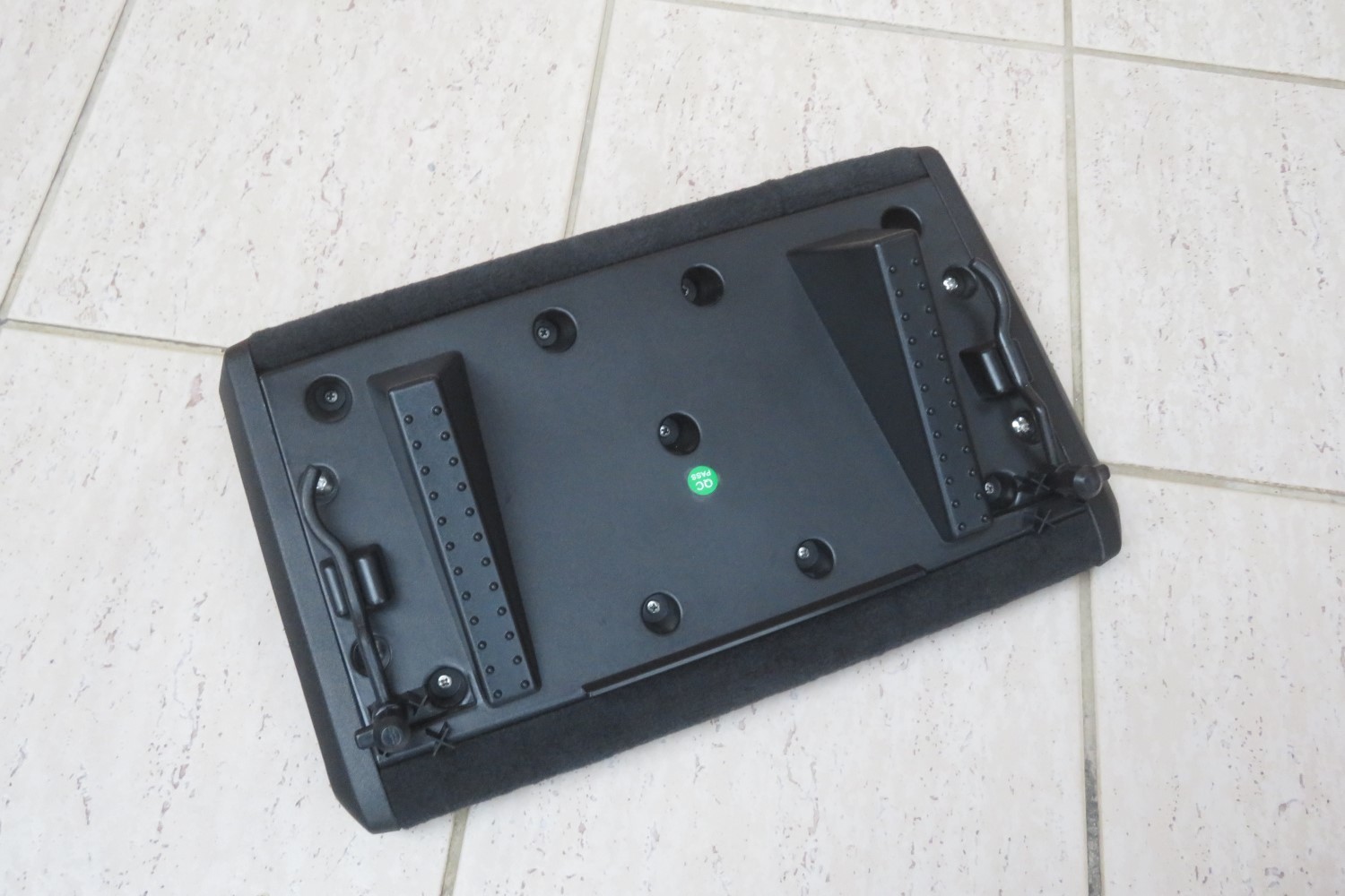 V220dの2列目左足元にフットレストを置きました。: ボンボン V220dの2列目左足元にフットレストを置きました。: ボンボン